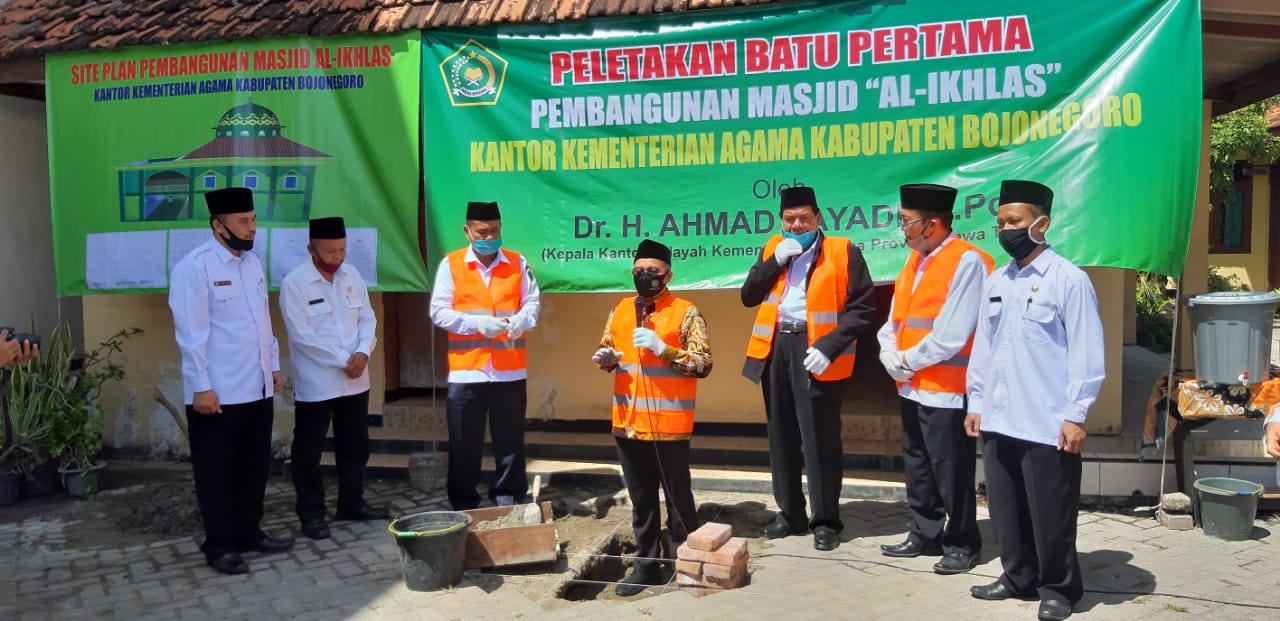 Kepala Kantor Wilayah Kementerian Agama Provinsi Jawa Timur Beri ...