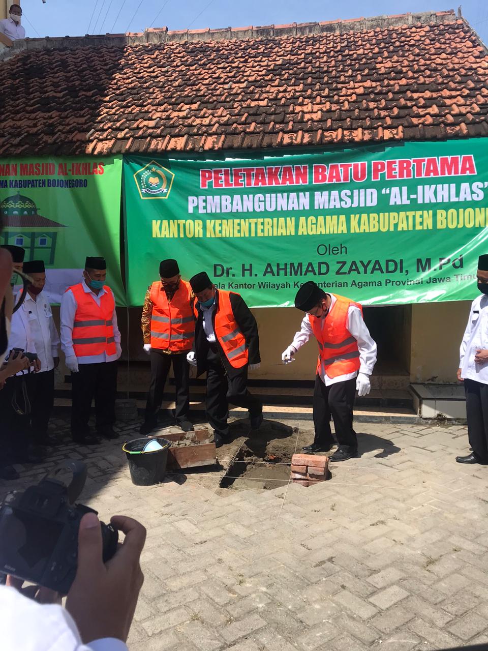 Kepala Kantor Wilayah Kementerian Agama Provinsi Jawa Timur Beri ...